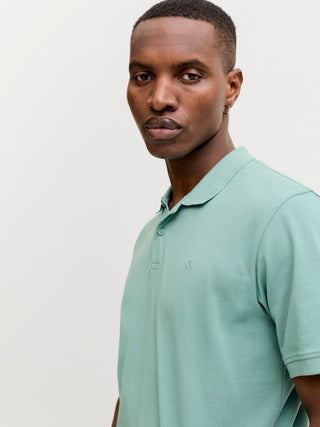 Ανδρική μπλούζα polo κοντομάνικη JJEBASIC POLO SS NOOS JACK&JONES 12136516 MINERAL BLUE SS26