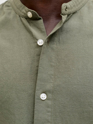 Ανδρικό πουκάμισο JJEBREEZE LINEN BLEND BAND SHIRT L/S SN JACK&JONES 12288601 DUSTY OLIVE SS26