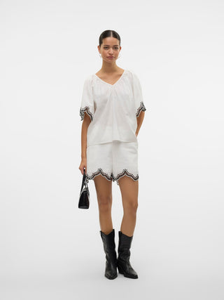 Γυναικείο σορτς VMDIANA MW SHORTS WVN BTQ Vero Moda 10329100 Snow White SS25